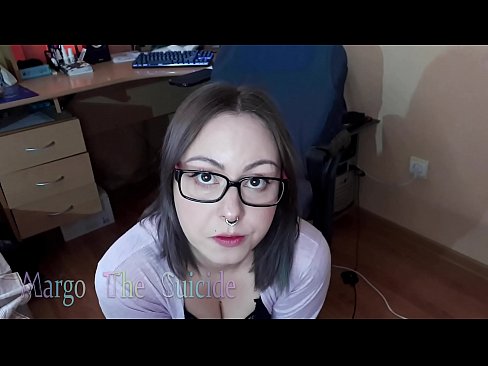❤️ Kynþokkafull stelpa með gleraugu sýgur dildó djúpt á myndavélinni ❌ Anal klám hjá okkur ❌️
