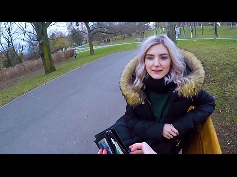 ❤️ Gleypir heitt ásamt ókunnugra fyrir peninga - blástur í garðinum eftir Evu Elfie ❌ Anal klám hjá okkur ❌️